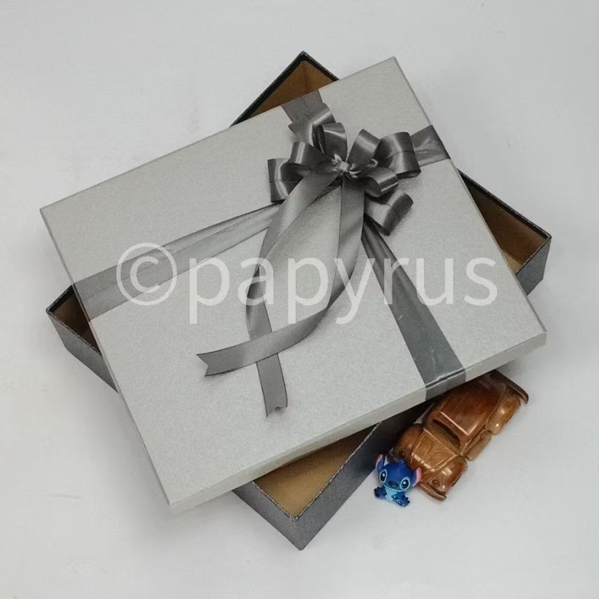 

PAPYRUS Kombinasi 30x35 Tinggi 5cm Kotak Kado Gift Box Hadiah V3