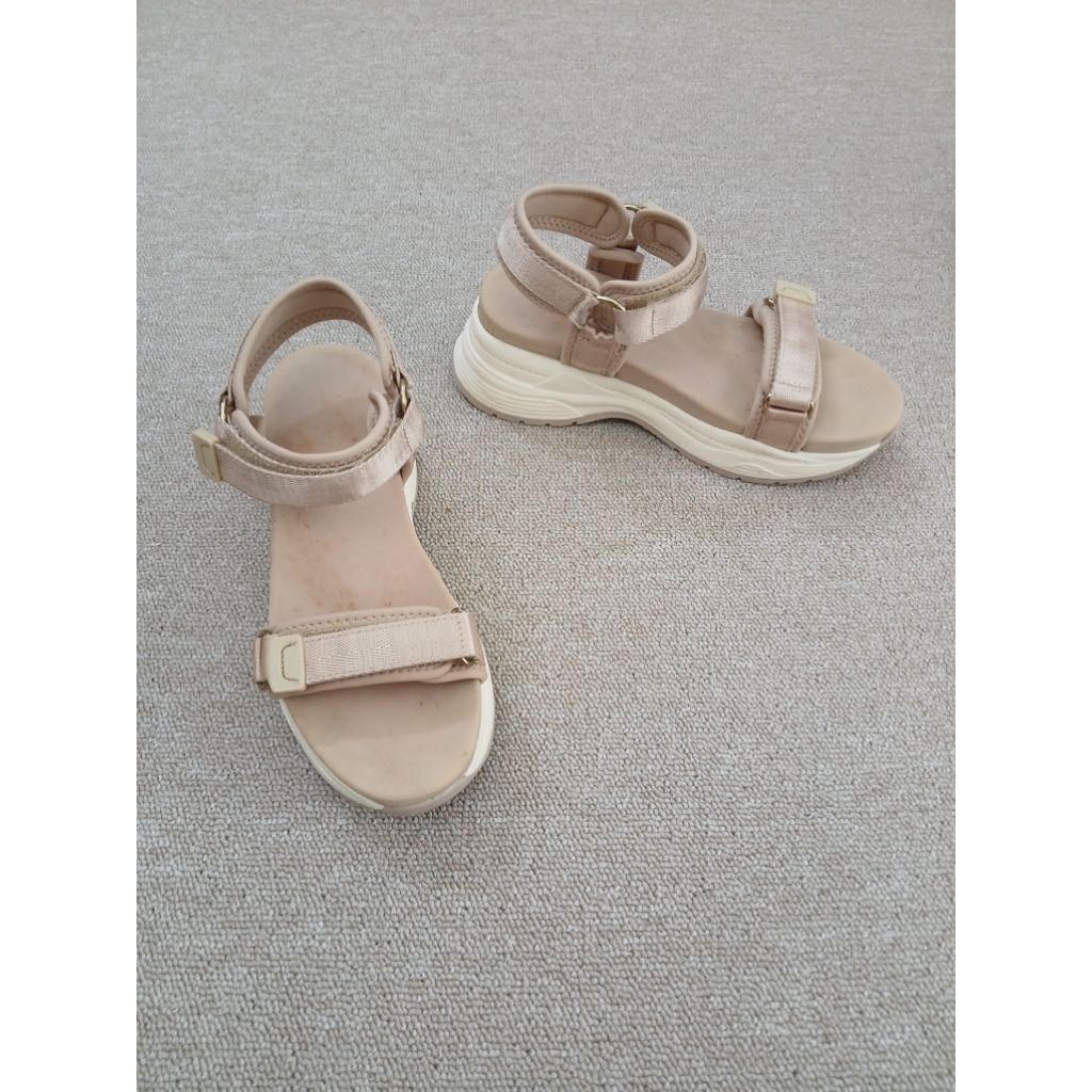 Sepatu Sandal Stradivarius