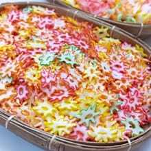 

KERUPUK BAWANG BENTUK BUNGA Krupuk TERSANJUNG Mentah Warna Warni Gurih Enak Renyah Kemasan 250gr