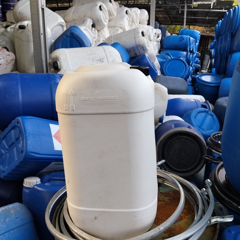 Jerigen 35 liter bekas warna putih sudah dicuci