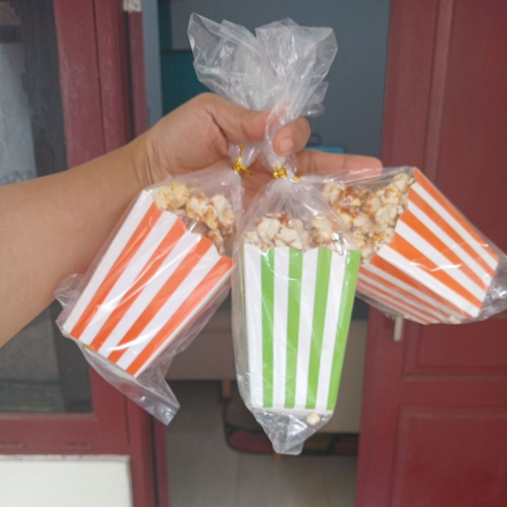 

Popcorn Rasa Caramel kemasan Box Ivory Garis Garis Carnaval. Warna Box Menarik.