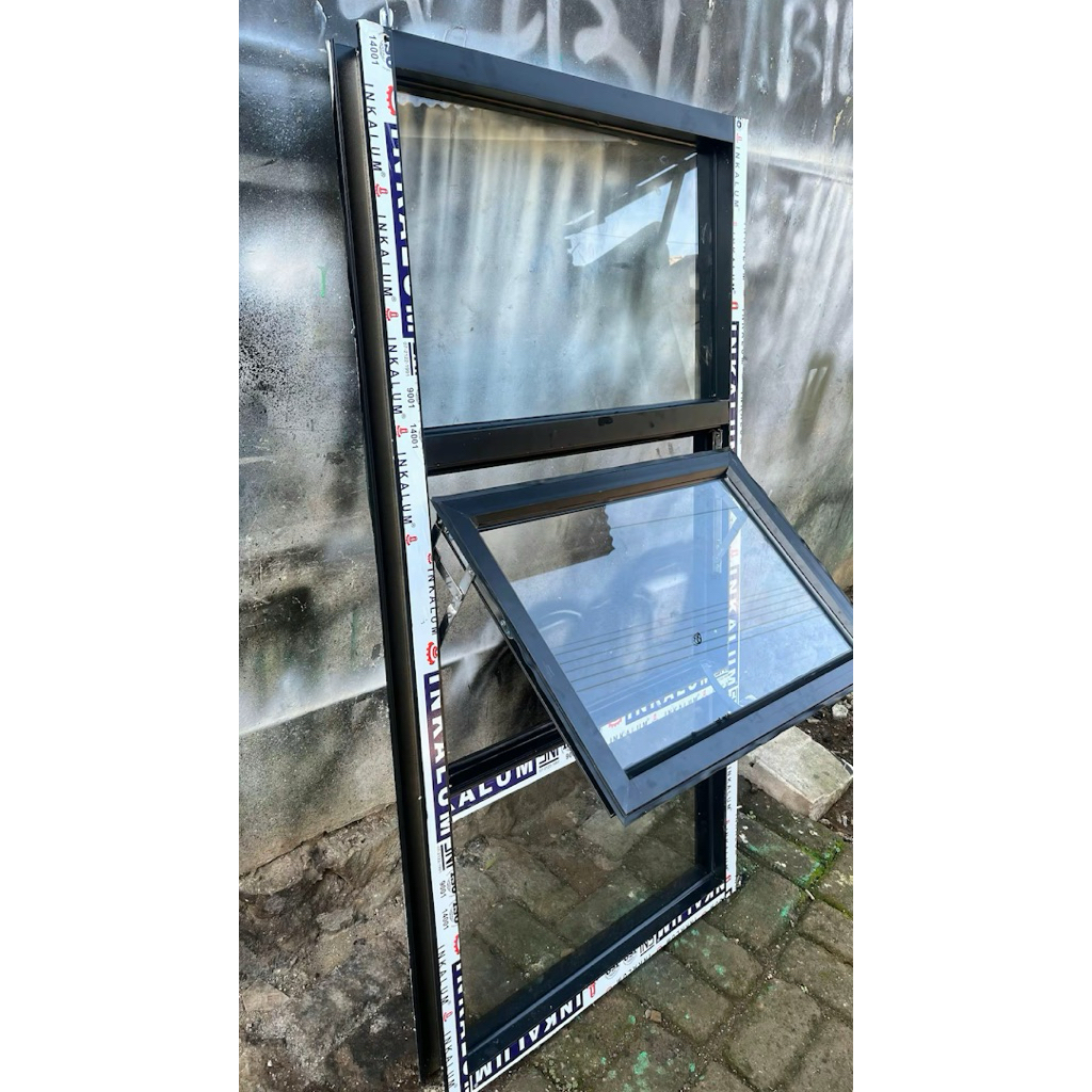 jendela almunium 3 sekat atas bawah kaca mati tengah jendela bisa di buka