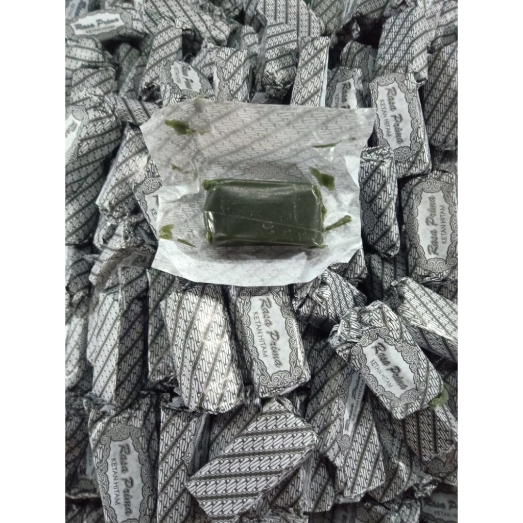 

Dodol picnic prima kekinian rasa ketan Hitam 500g juaranya dodol khas Garut yg fresh