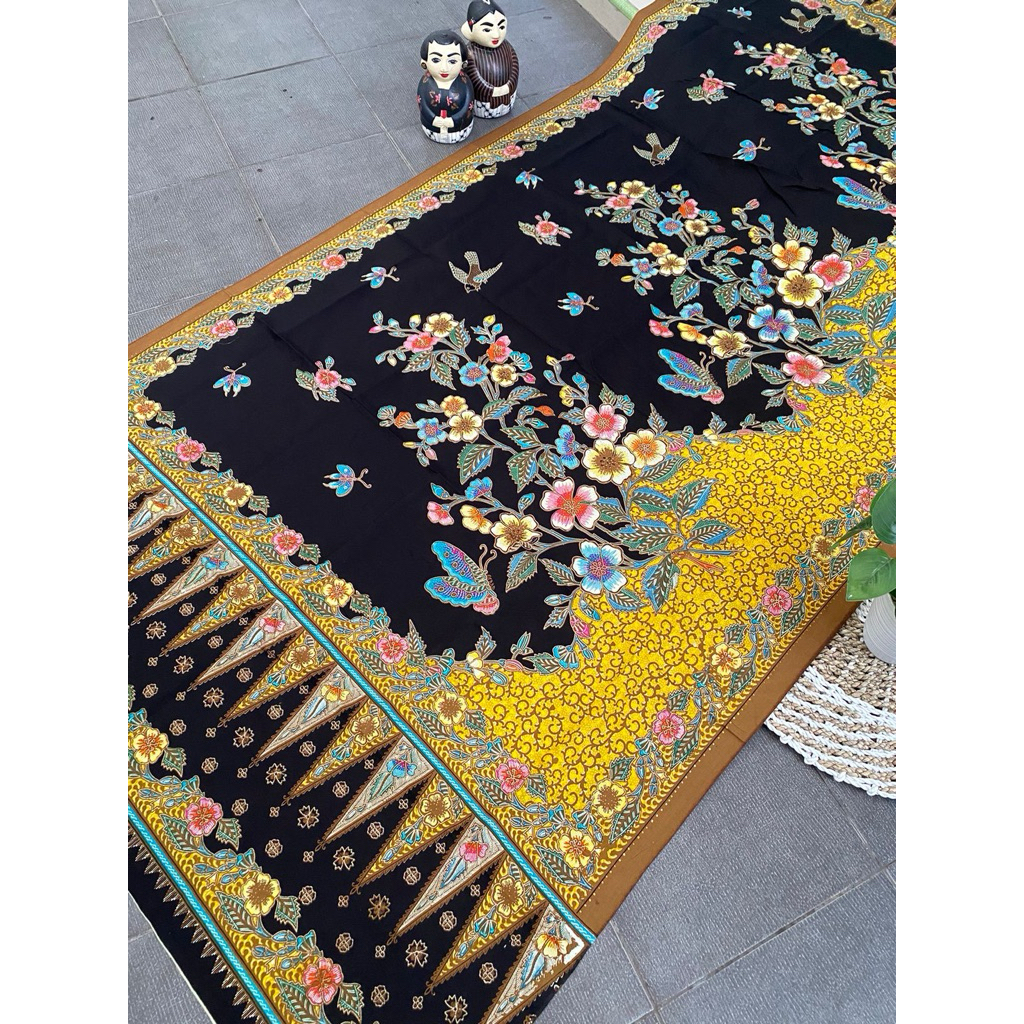kain batik modern motif bunga dasar hitam bahan baju batik