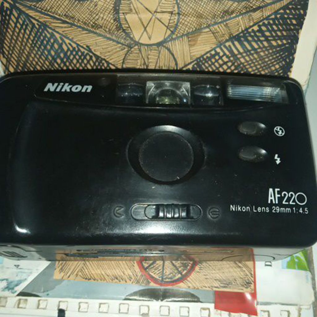 kamera jadul merk Nikon  kamera roll film camera kondisi mati kamera fujifilm merk Nikon kamera anal