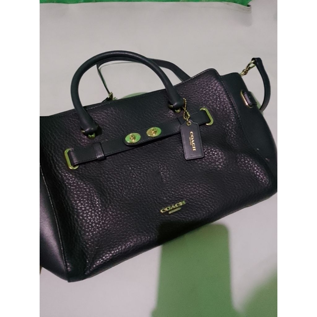 TAS TENTENG SELEMPANG MEREK COACH BUATAN MYANMAR KONDISI BEKAS PANJANG 40CM TINGGI 22CM LEBAR 14 CM 