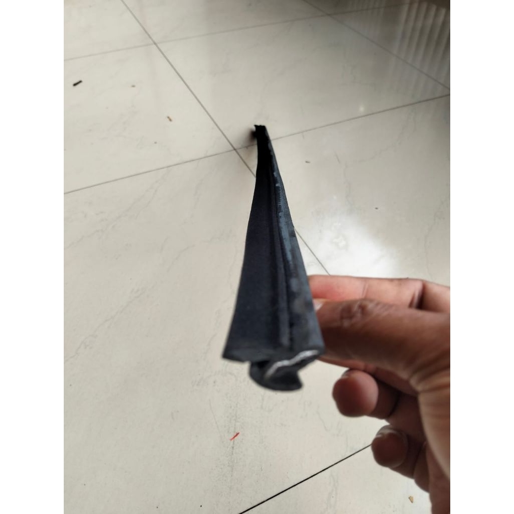 Harga 2 Pcs Karet Kaca Lis pintu/Plipit Kaca luar Kijang Super/Grand/Kapsul