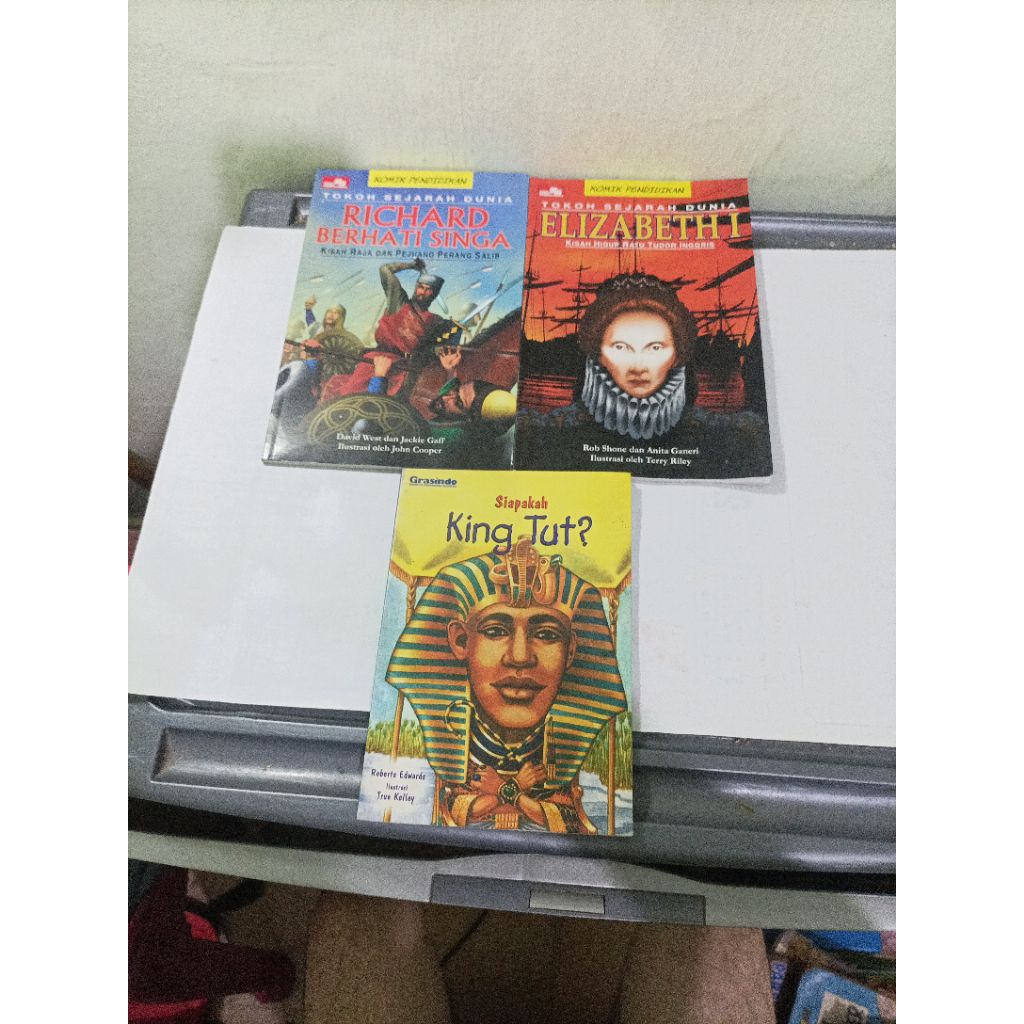 Buku tokoh sejarah dunia (Richard berhati singa, Elizabeth II), tokoh ternama (William Shakespeare, 