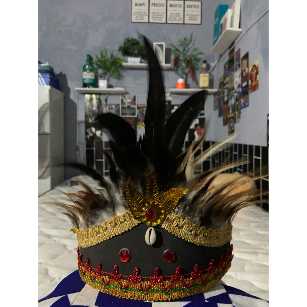 Hiasan topi adat papua permata merah