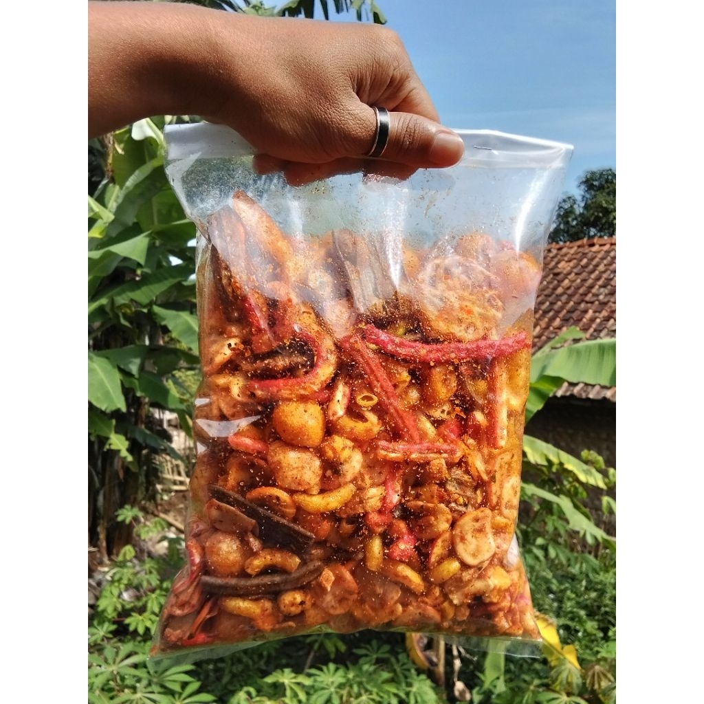 

Kerupuk Seblak Campur Kerupuk Seblak Mix Exstra pedas daun jeruk Bumbu CIKRUH Kemasan 500gram