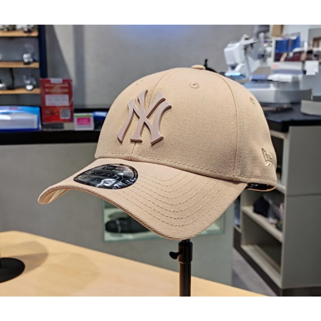 Topi New Era 9Forty New York Yankees Metal Badge Camel Cap