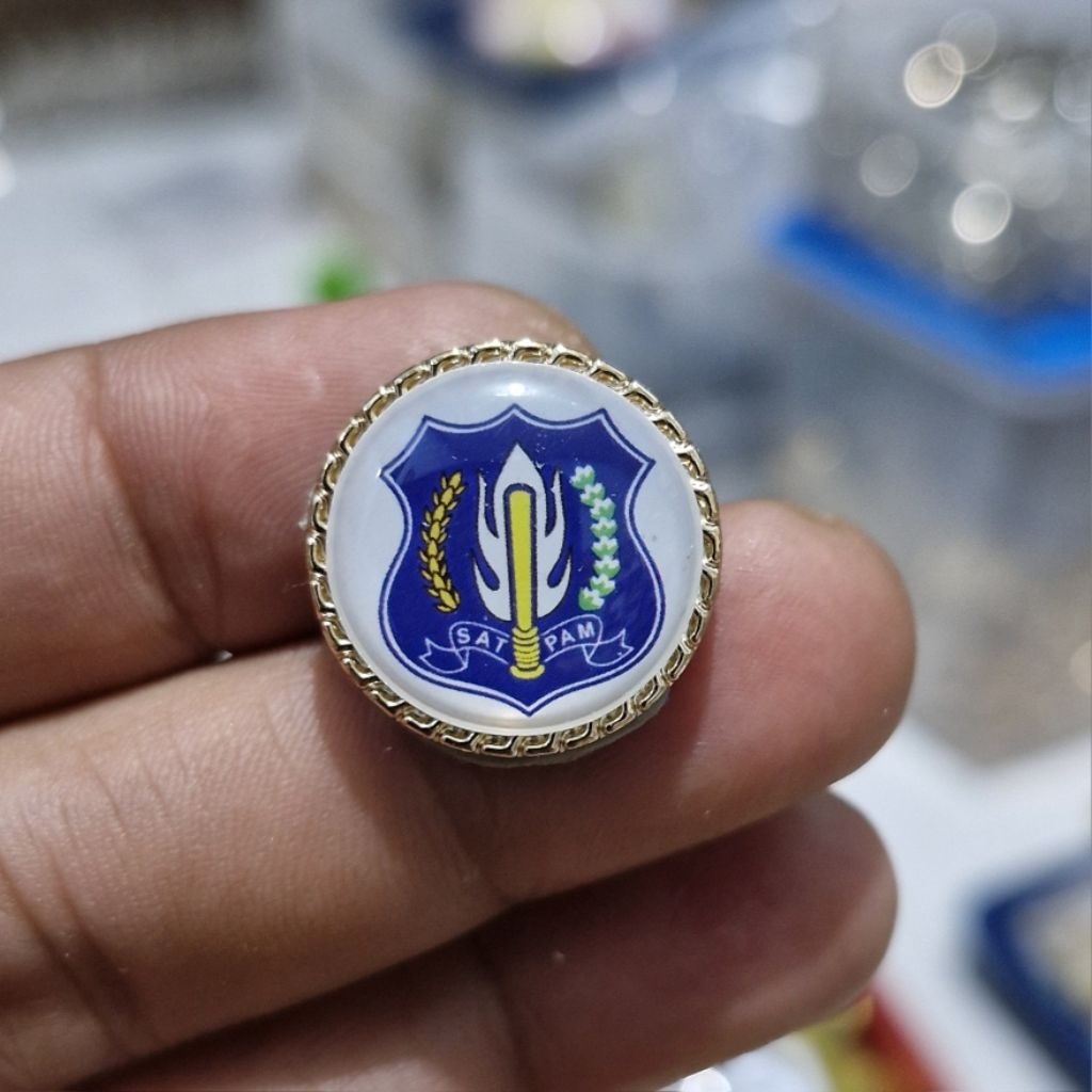 Pin satpam ukuran 2 cm magnet model pemasangan di kerah baju
