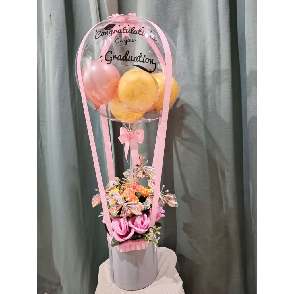 Buket Balon Graduation Unik – Balon Custom + Bunga + Uang Kupu – Kado Wisuda Cantik
