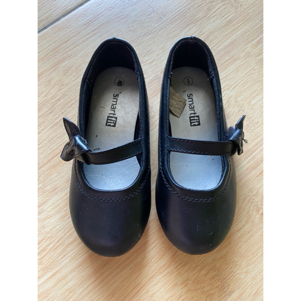 SEPATU HITAM ANAK PEREMPUAN SMART FIT PRELOVED