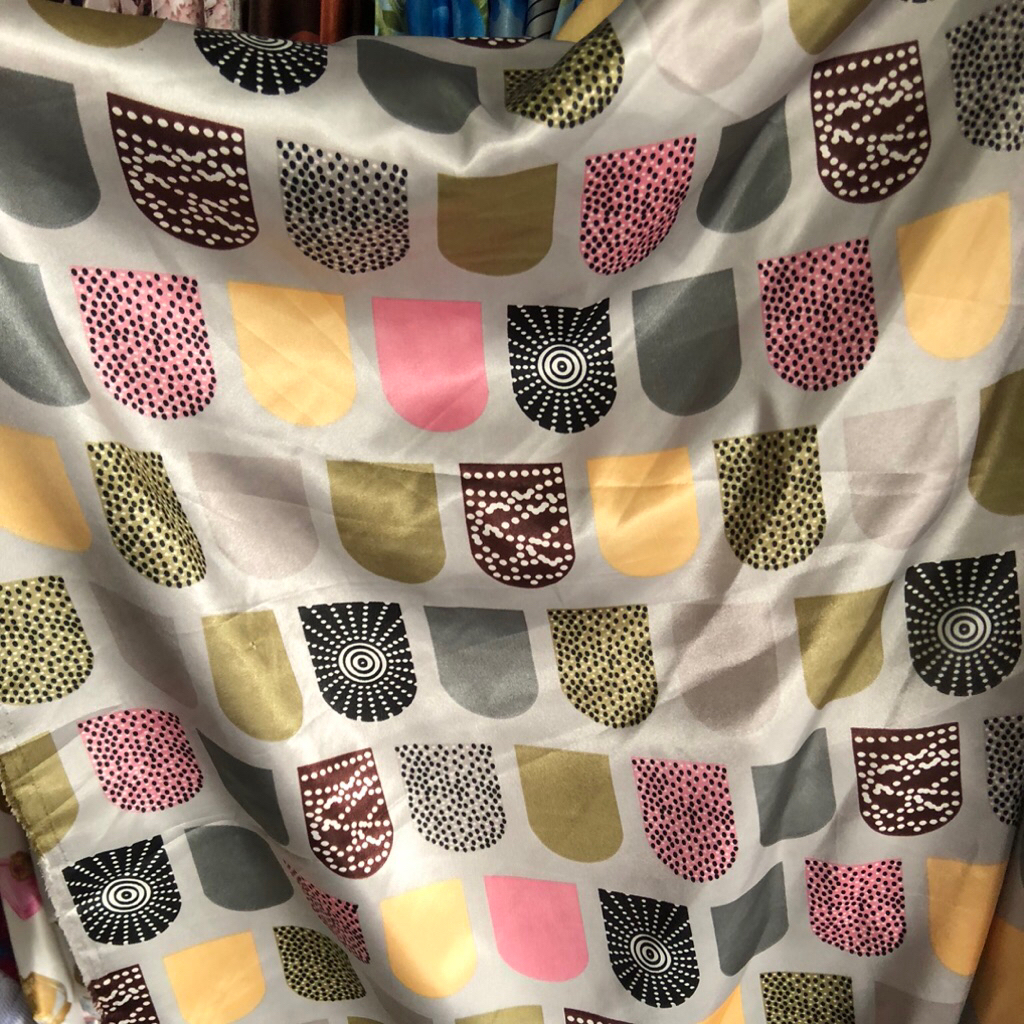 kain satin silk motif kotak - kain satin silk motif original - kain silk motif premium apt