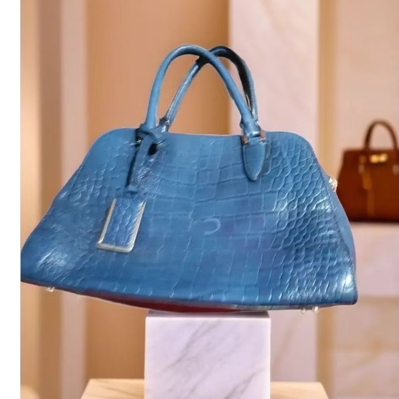 TAS KULIT ASLI – WARNA BIRU ELEGAN (PRELOVED)