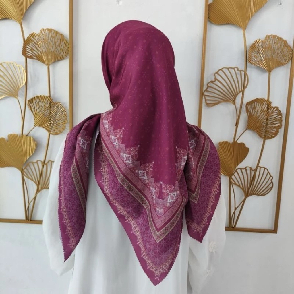 Hijab Kerudung Segi Empat Motif Seris Burgundy Voal Premium