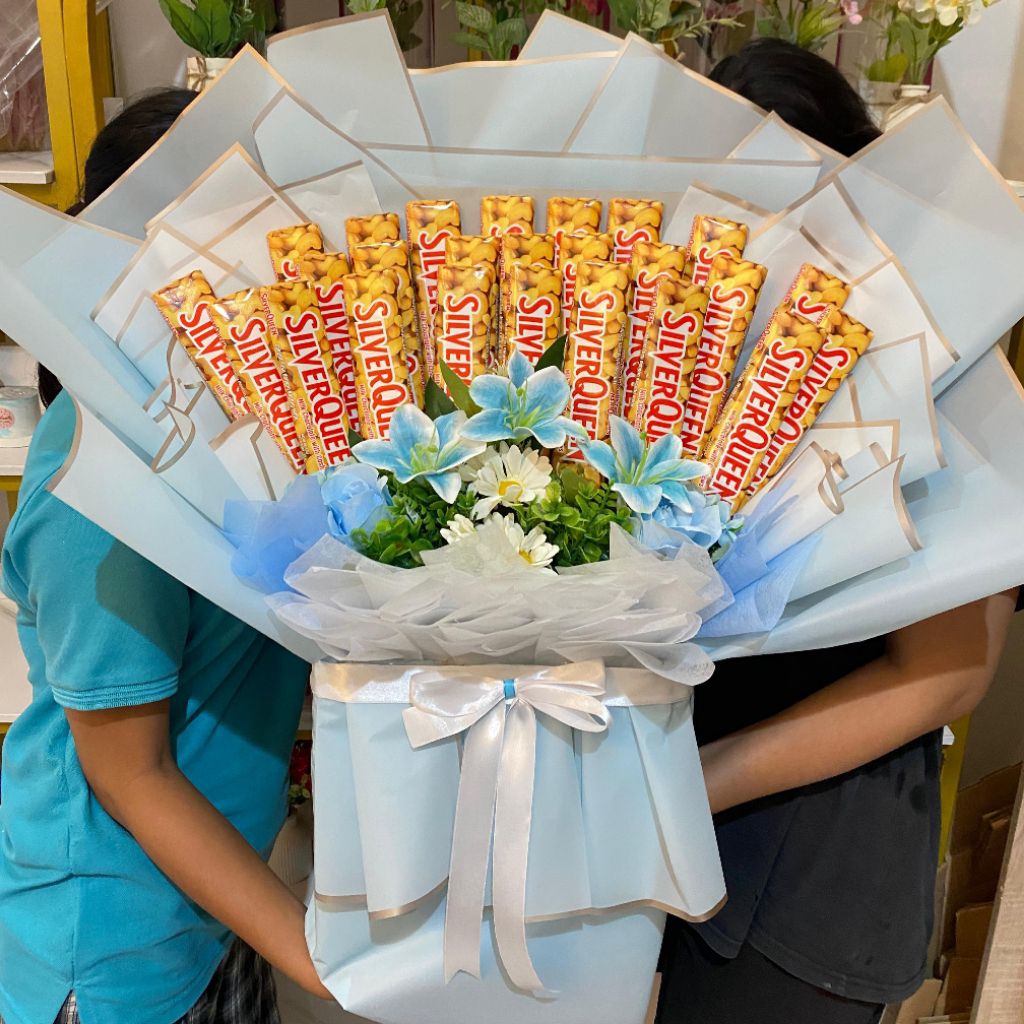 

BOUQUET : BUKET BUNGA + 25 PCS SILVERQUEEN Jabodetabek bisa Instant Delivery untuk kado ulang tahun valentine anniversary graduate