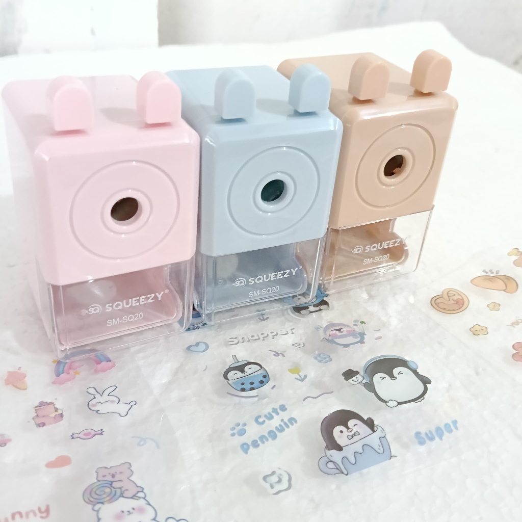 

PERUNCING PUTAR SQUEEZY SERUTAN RAUTAN PENSIL MEJA SM-SQ20 PINK BIRU COKLAT BONUS STIKER