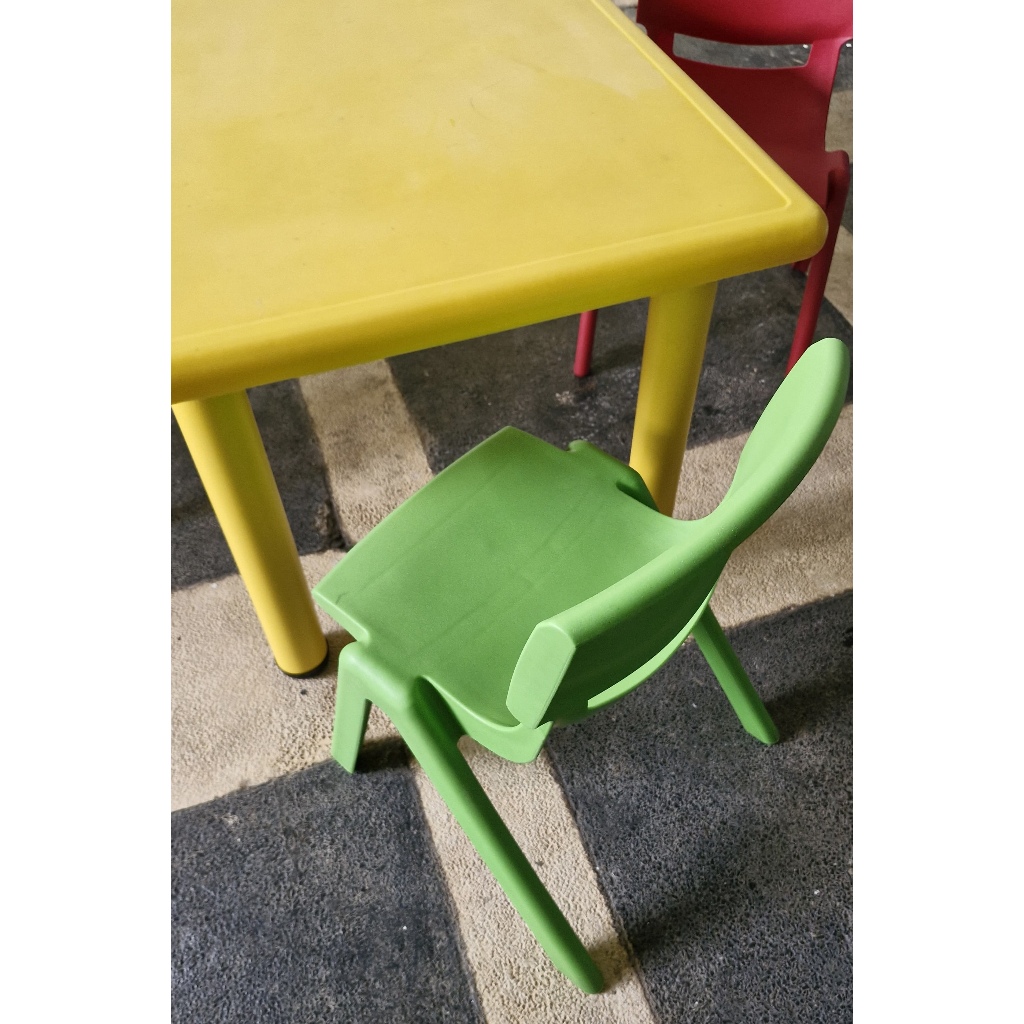 (PRELOVED) Meja Anak Informa Yaris beserta 3 Kursi