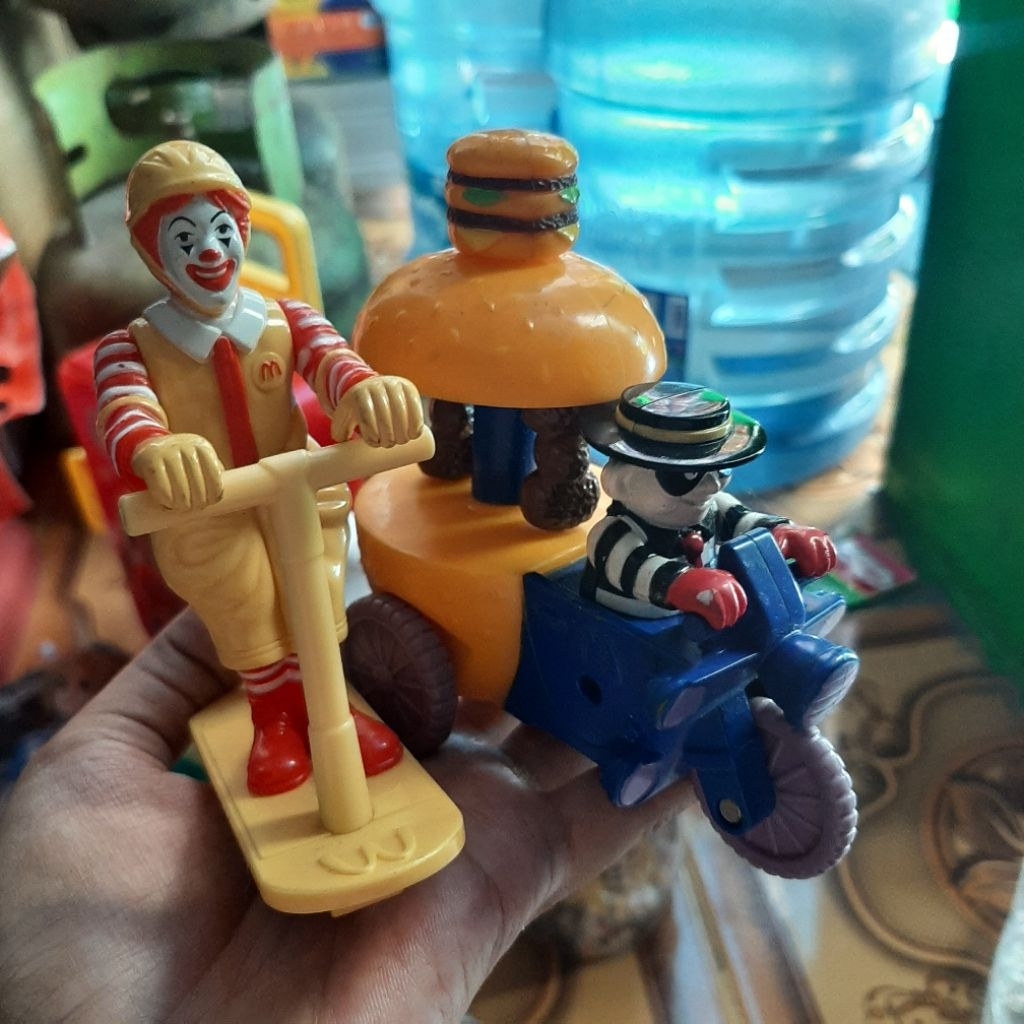 figure vintage maskot mcd ronald naik sepeda
