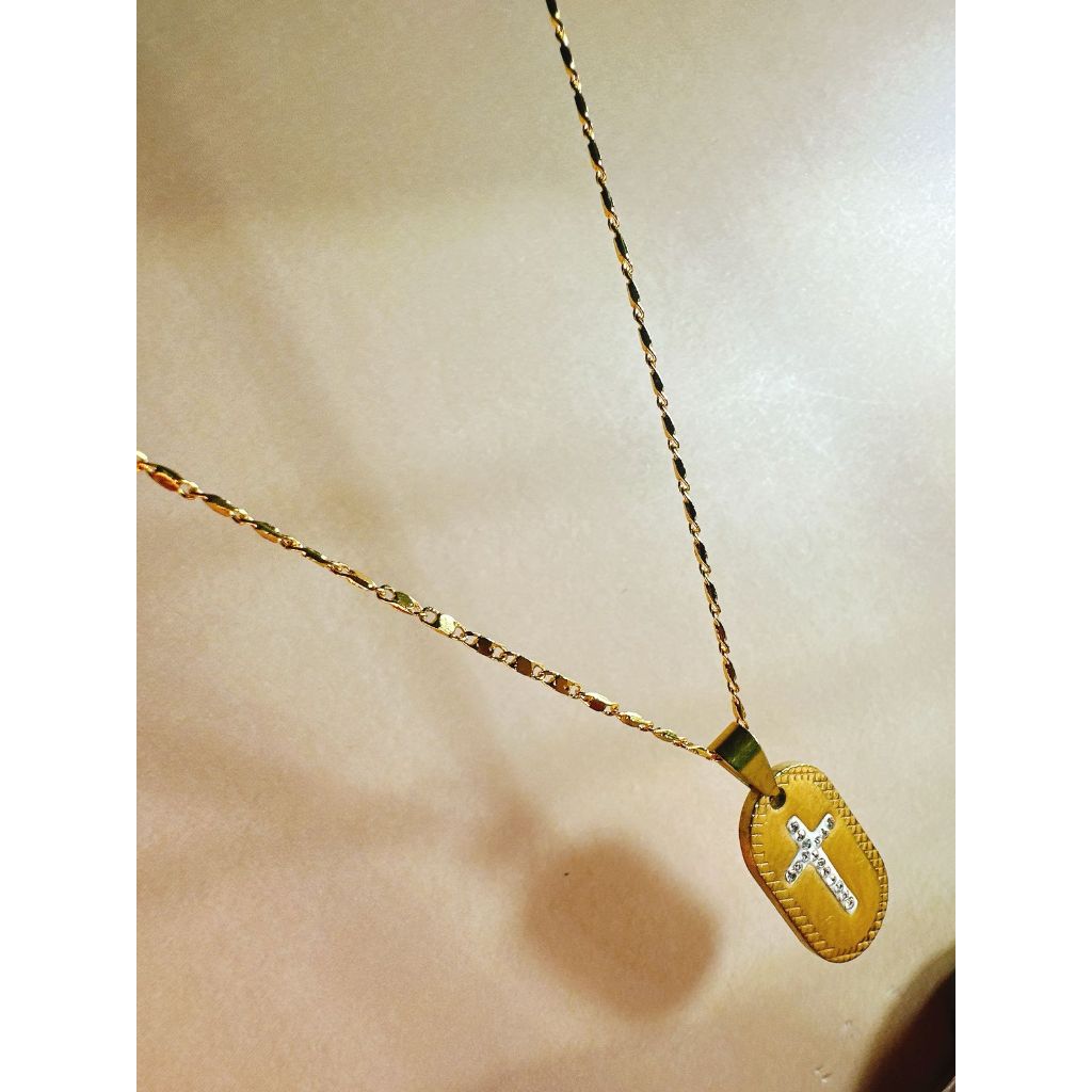Kalung Titanium Stainless Stell Berlapis Emas 24k Liontin Salib Bulat Gepeng Anti Karat Tidak Luntur