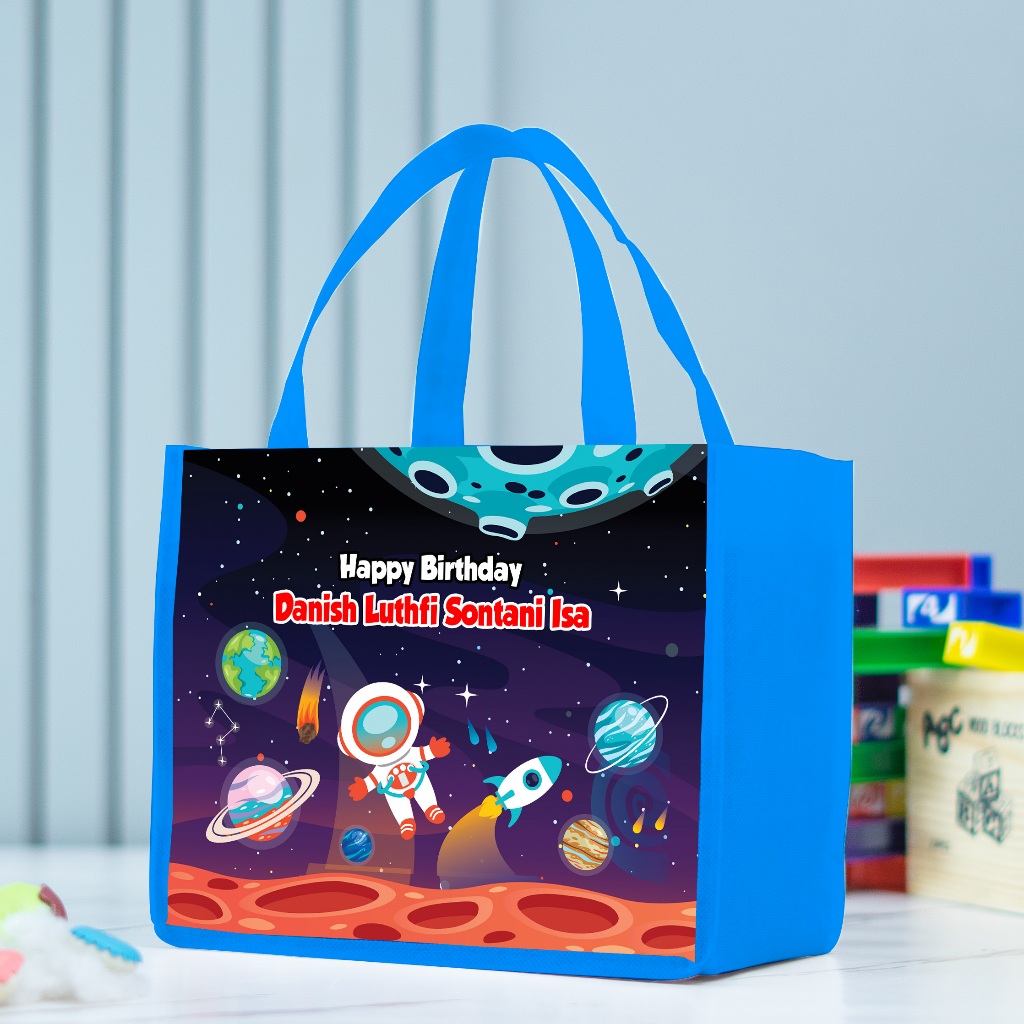 

Tas Spunbond Kotak Nasi Ayam Custom Nama Motif Astronot,Goodie Bag Birthday Ukuran T20 P25 L13