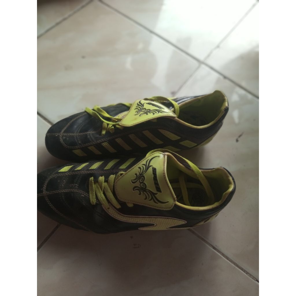 SEPATU BOLA BEKAS.