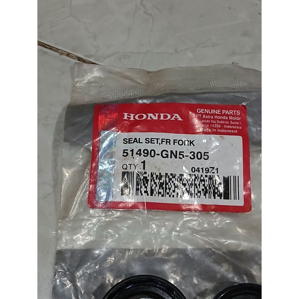 51490 - GN5 - 305 KARET SEAL SHOCK DEPAN HONDA GRAND .SUPRA ORIGINAL AHM