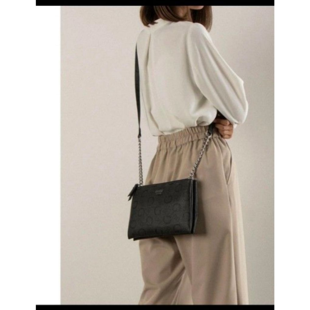 Preloved Guess sling bag