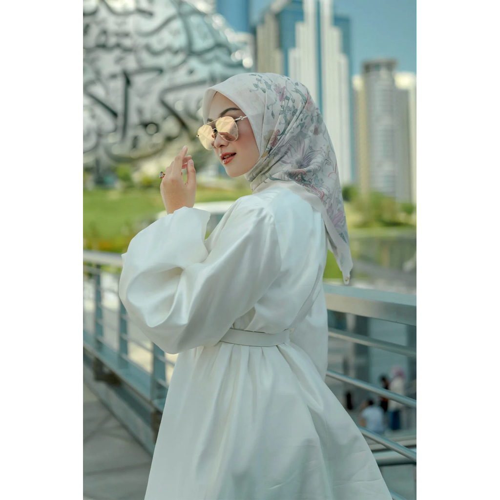 Buttonscarves XL - Dubai Voile Square (Vanilla)
