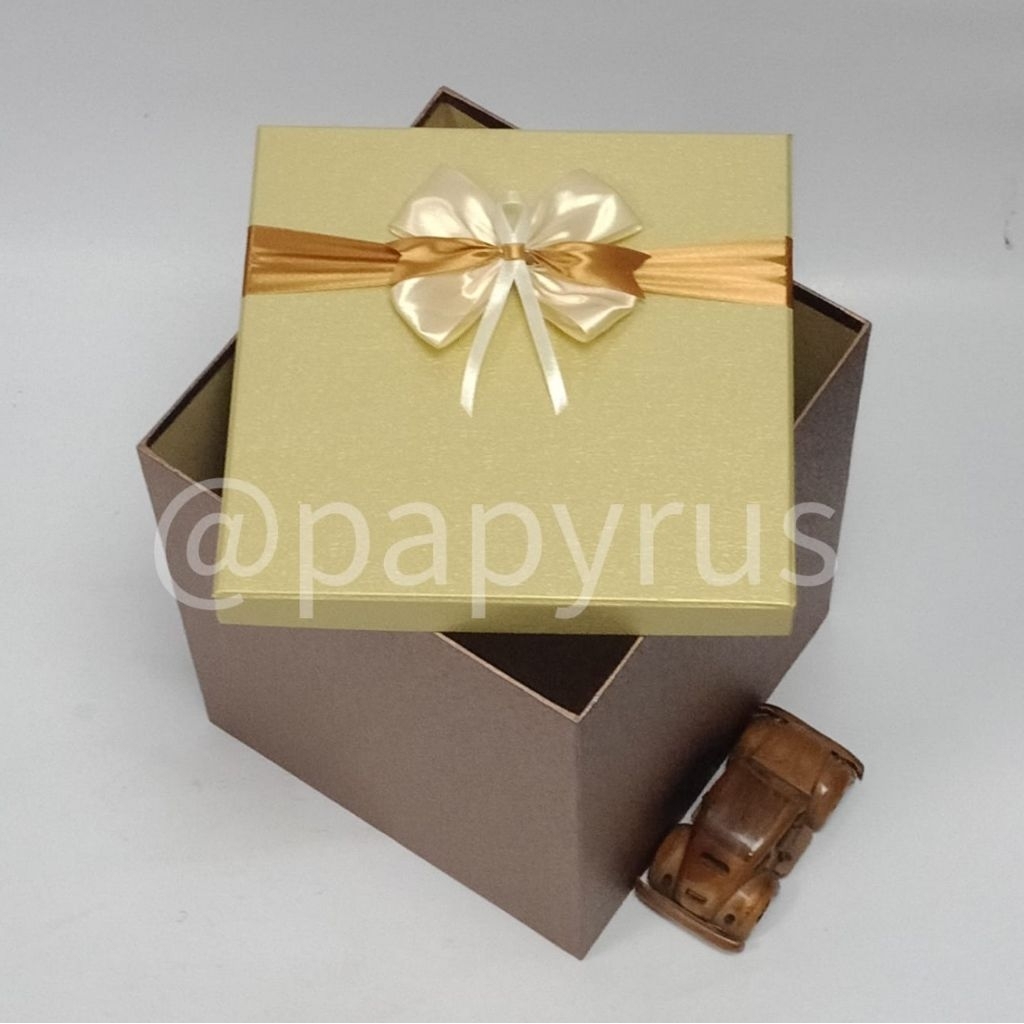 

PAPYRUS Kombinasi 25x25 Tinggi 30cm Kotak Kado Gift Box V3