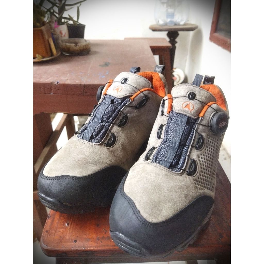 sepatu trail run boa system seken brand Leisure Time Waterproof sz 42,5