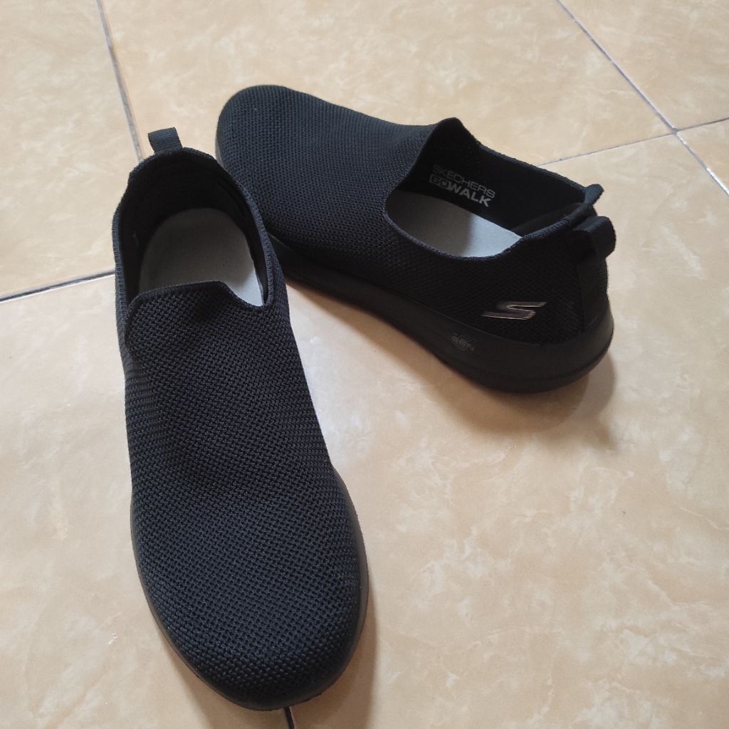 Sepatu Skechers Hitam Polos Nomor 45 Preloved