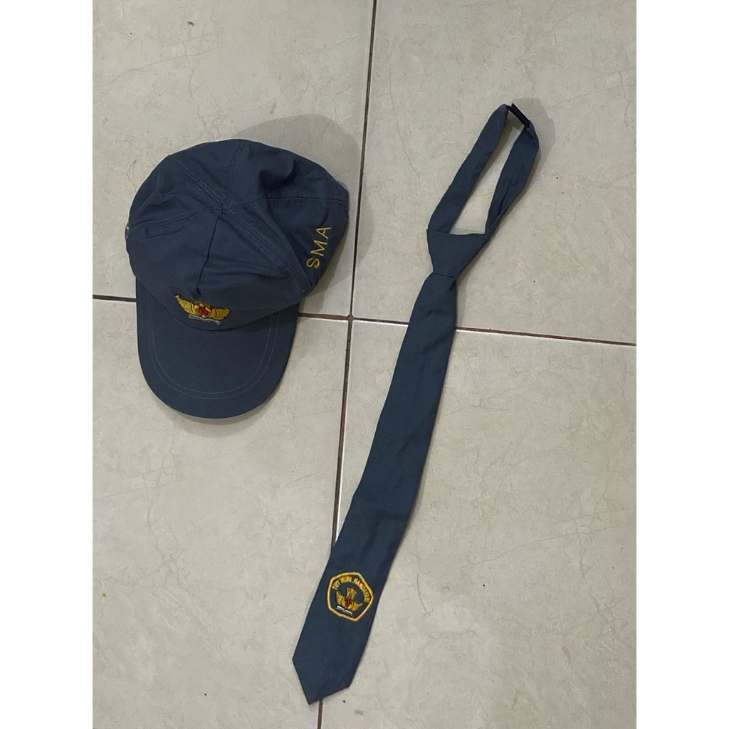 topi dan dasi sma