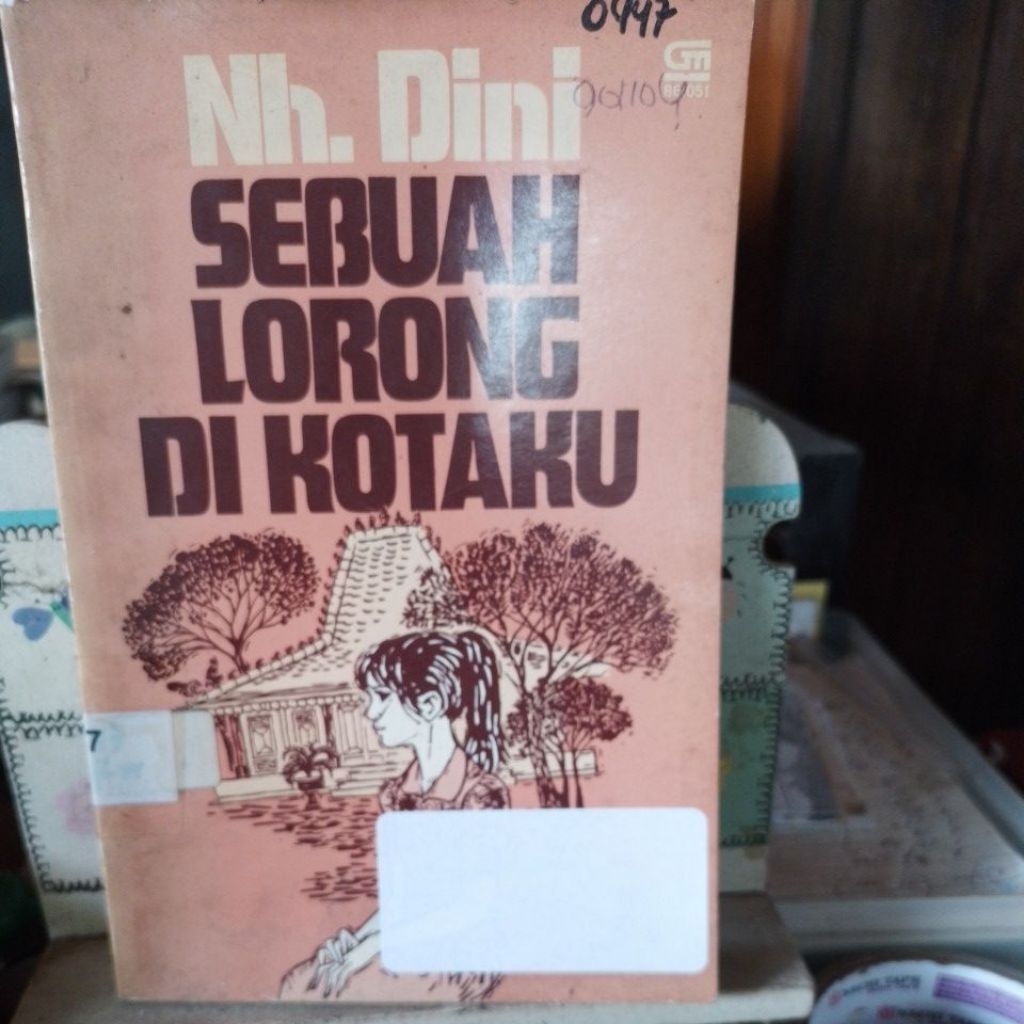 Sebuah Lorong Di Kotaku. Nh. Dini