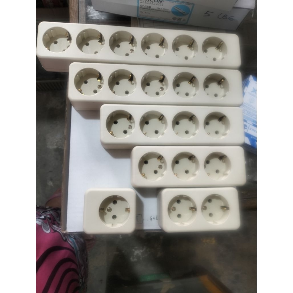 Stop Kontak 6 Lubang Uticon