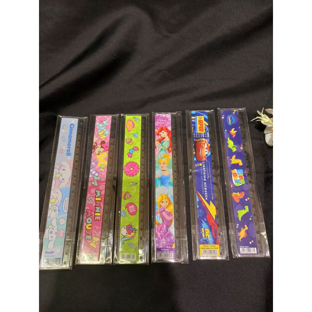 

Penggaris Sanwa motif ukuran 18cm/satuan/pcs