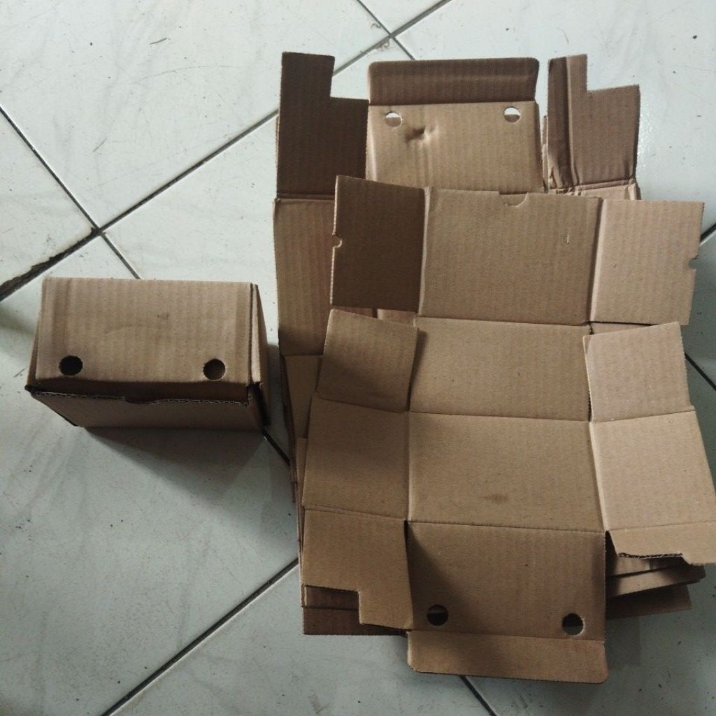 

kardus packing tebal barang terjamin kuwalitas nya, panjang 15cm+, tinggi10cm+,lebar 8cm+