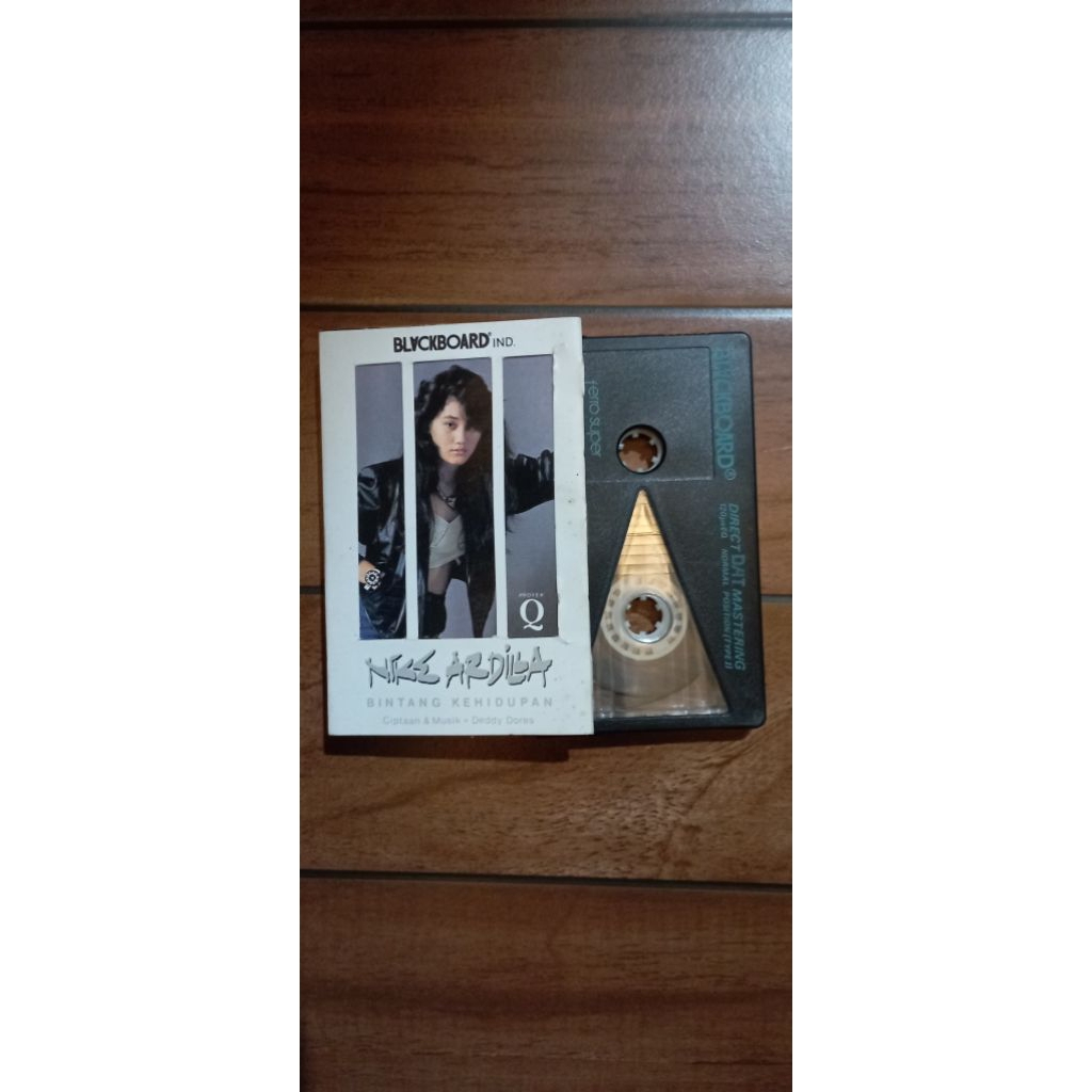 KASET NIKE ARDILA BINTANG KEHIDUPAN