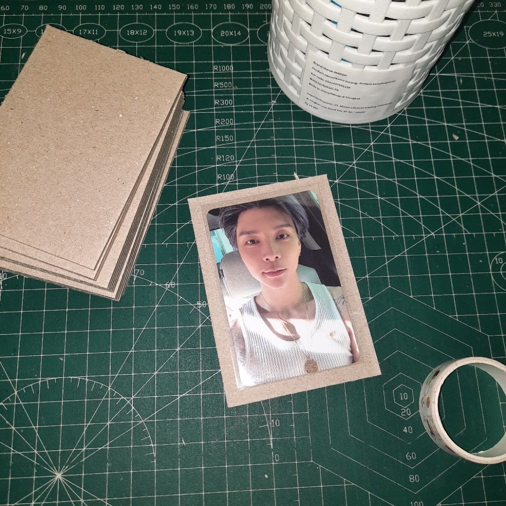 

ISI 30 PCS NO. 30 UKURAN 7 X 10 CM (A7) YELLOW BOARD / GREY BOARD / KARTON BOARD PACKING PHOTOCARD KPOP