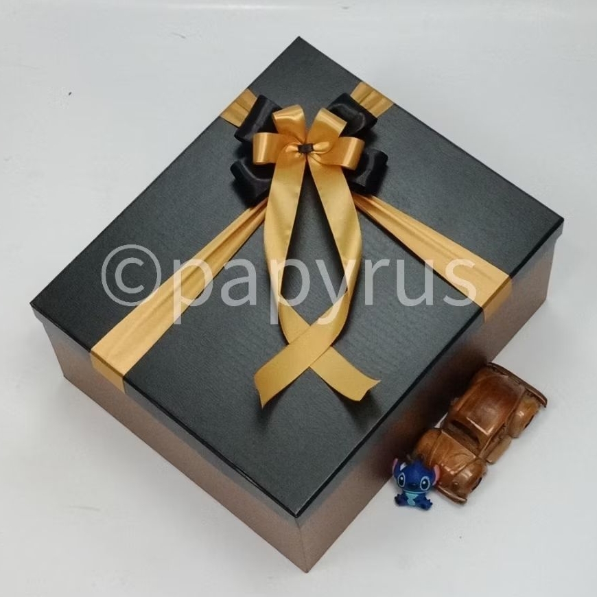 

PAPYRUS Kombinasi 30x35 Tinggi 15cm Kotak Kado Gift Box Hadiah V1