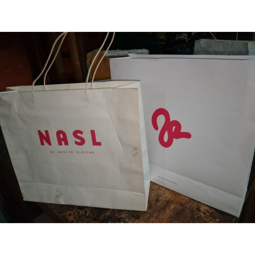 

custom paperbag ukuran bisa mesesuaikan kebutuhan,segala jenis kertas ,design suka suka ,untuk ACC design dan nego harga silahkan chat admin