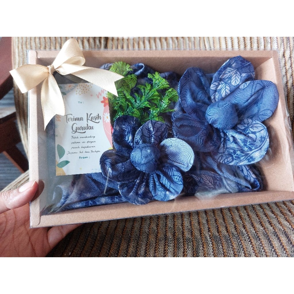 

Gift box hijab bentuk bunga / hampers hijab box kado guru / bucket box hijab