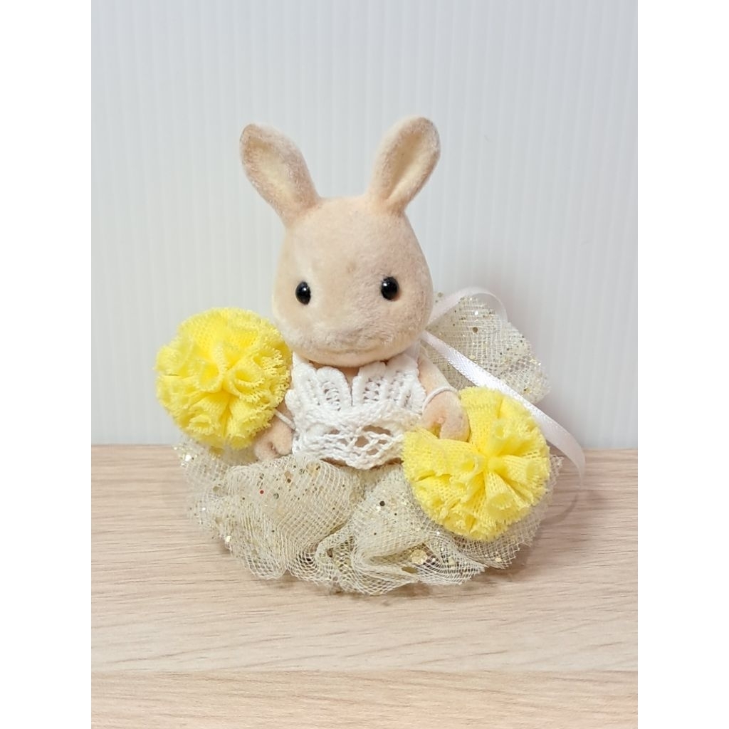 Sylvanian Families - Milk Rabbit Sister Dress Cheerleader Gold Bunga Kuning