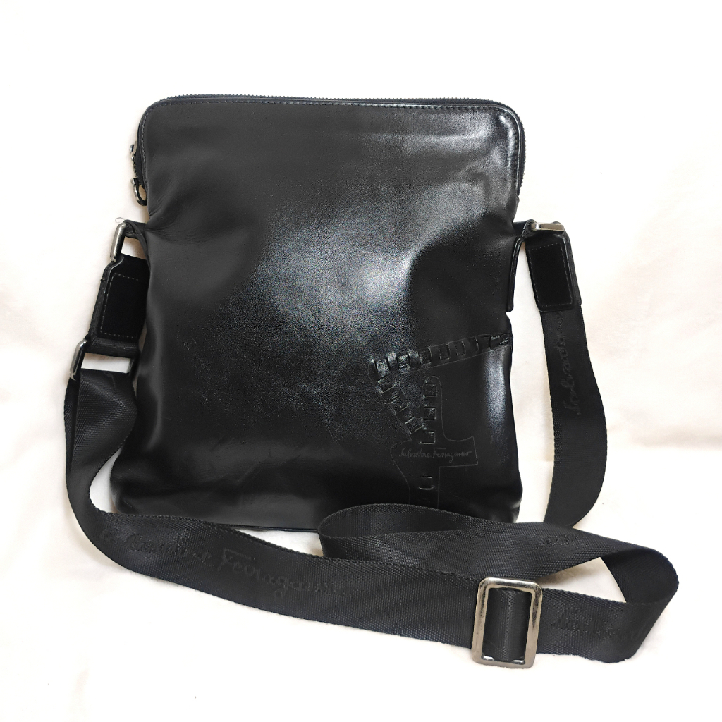 [PRELOVED] Tas kulit asli Kulas Sling bag Slempang Pria laki Hitam Original Brand Salvator Ferragamo