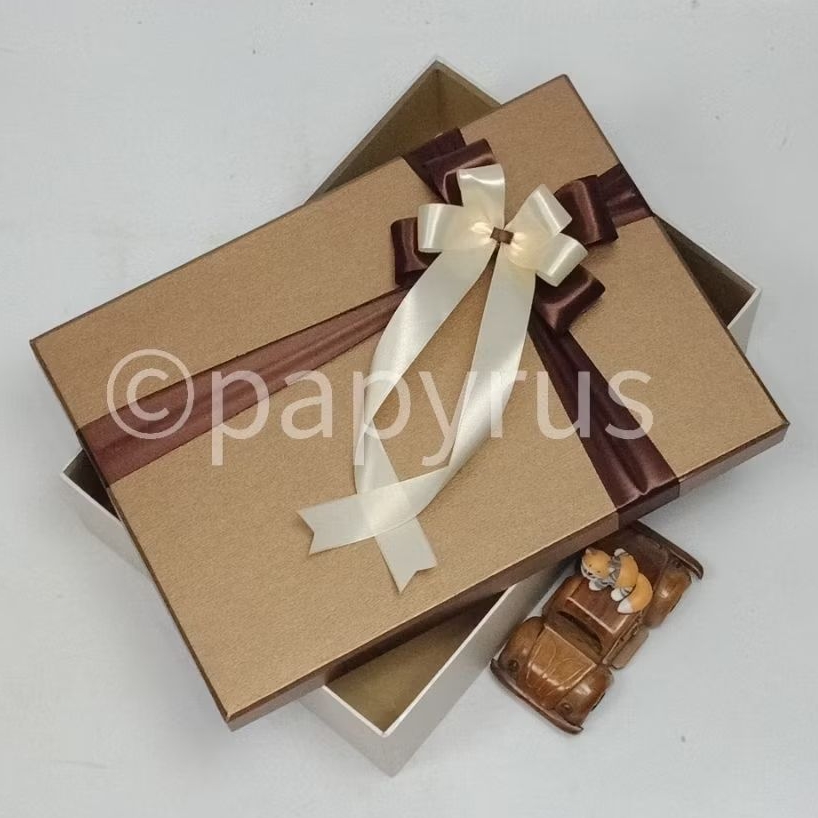 

PAPYRUS Kombinasi 25x35 Tinggi 5cm Kotak Kado Gift Box V1