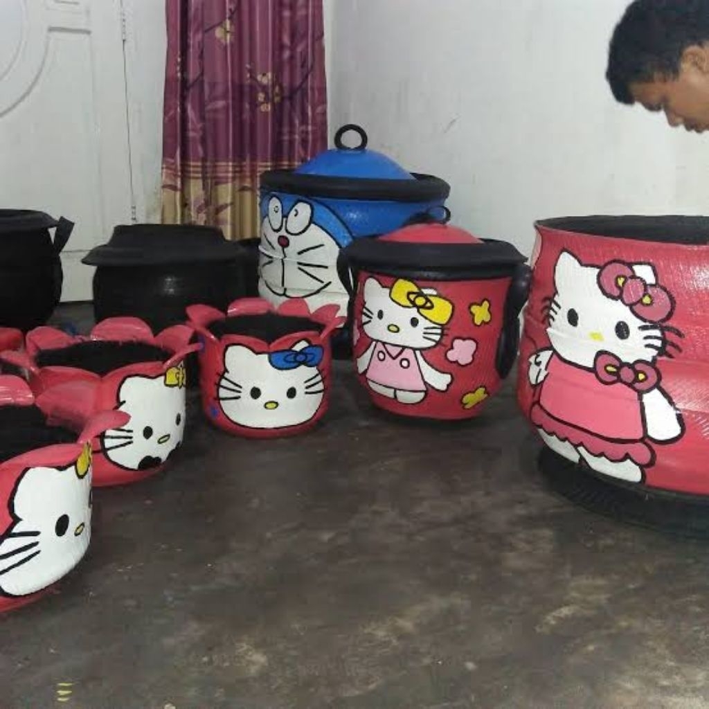 POT KARET BAN BEKAS MOTIF KARAKTER ANIME