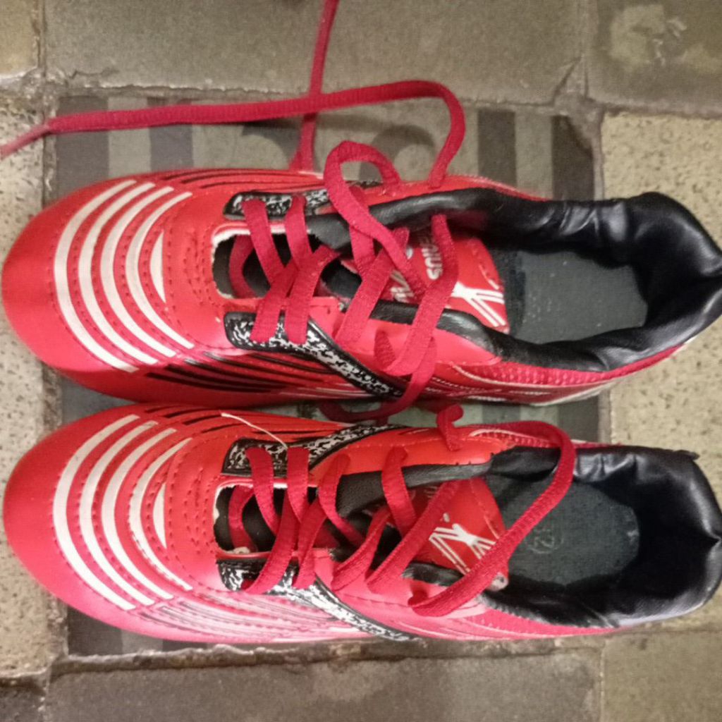 PRELOVED SEPATU SEPAK BOLA ANAK