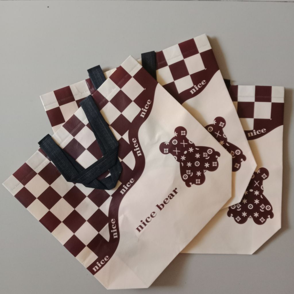 

Tas Belanja / Tote Bag / Tas Hampers / Goodie Bag Spunbond Motif Beruang Kotak